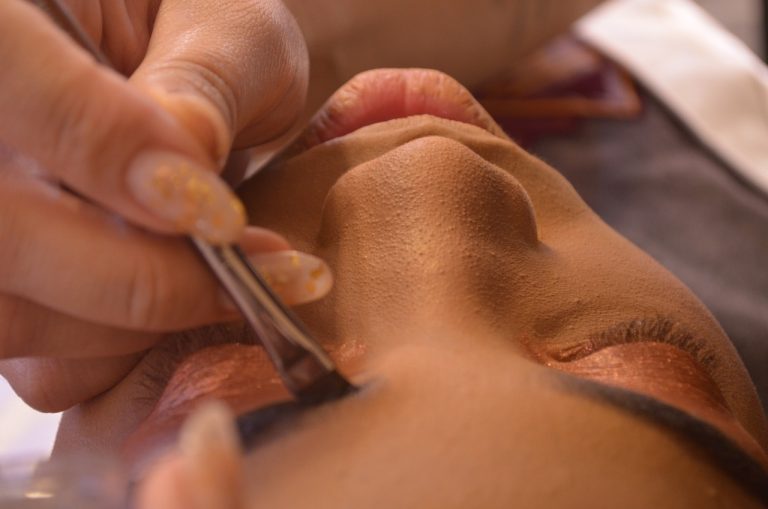 Dessinez vos sourcils, rapidement et facilement, avec un crayon
